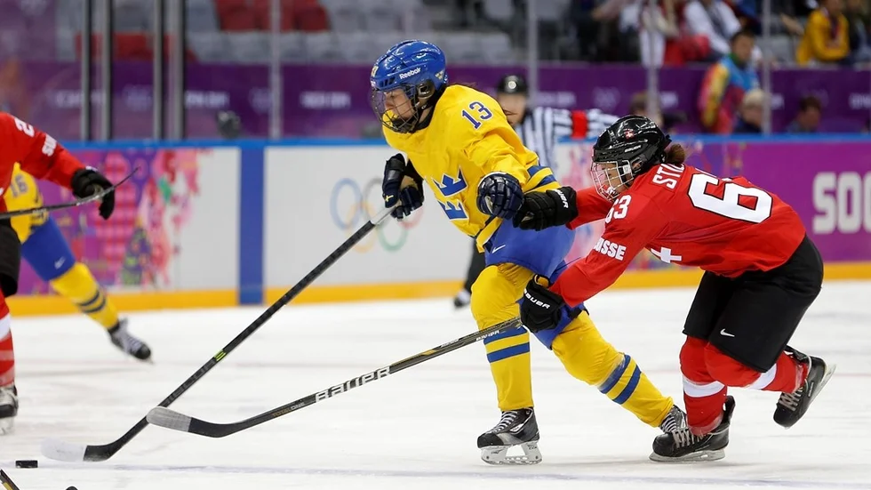Anja Stiefel, röd, är Luleå Hockeys senaste nyförvärv.