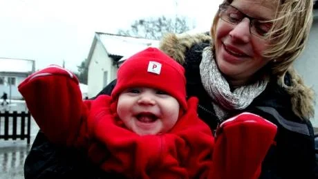 Ny elev. Inga är bara fyra månader, men mamma Marie Nygren hoppas att hon så småningom ska få börja skolan i Vänge.