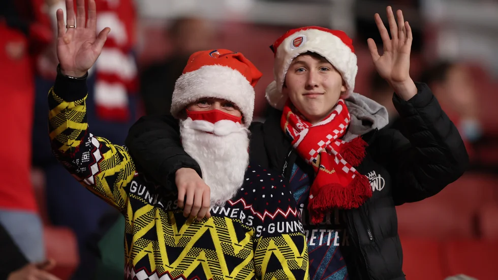 Arsenalfans i tomteutstyrsel i samband med en Premier League-match i december 2021. Arkivbild.
