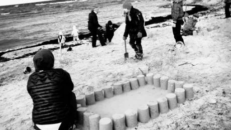 Vackra skapelser gjordes vid stranden i Gustavsvik förra året.foto: petra jonsson/arkiv