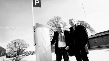 Roger Hammarström och Magnus Larsson i Visby Centrum.Handlarnas intresseförening föreslår två timmars gratis parkering under årets alla dagar. 
Foto: Henrik Radhe