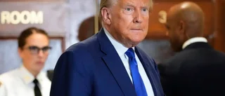 Bötfälld Trump stormade ut ur domstol