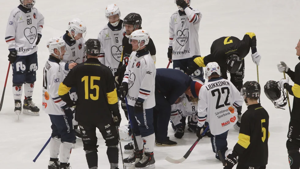 KVBS-spelaren blev bryskt fälld i genrepet efter en halvtimmes spel och blev liggande  på isen med svår smärtor och en befarad hjärnskakning.