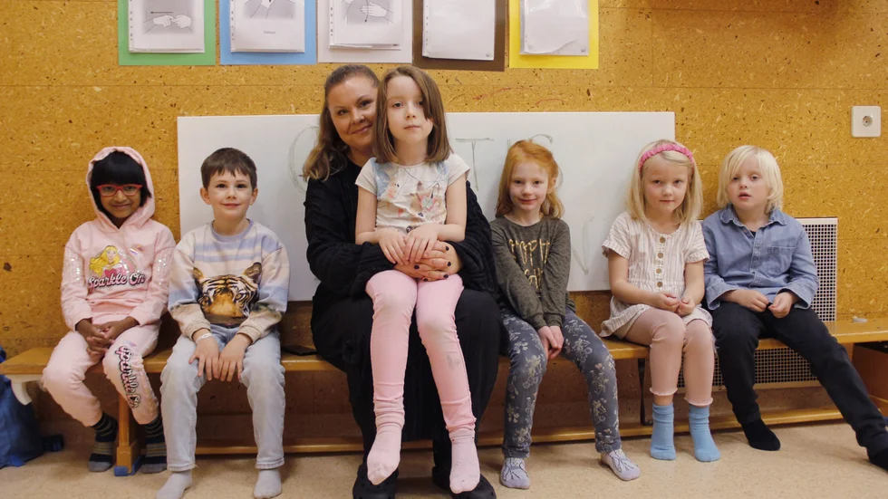 Kristin Wikner träffade några av barnen som gick ut förskolan tidigare i år för första gången på flera månader. De berättar att de har saknat att ha Kristin som lärare. Från vänster: Amly, William, Kristin Wikner, Alma, Clara, Maja och Love. 
