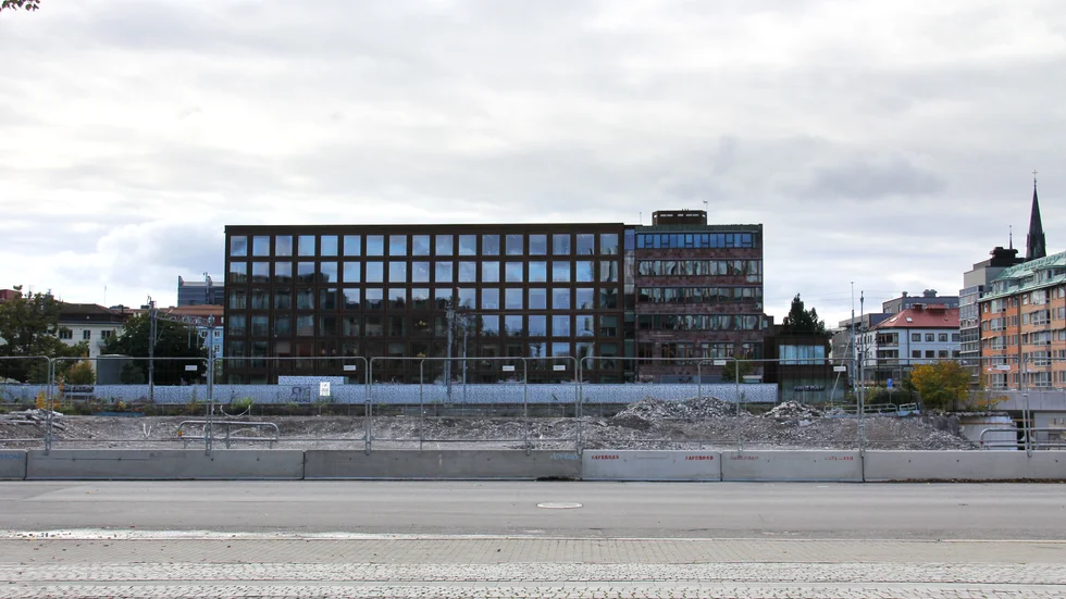 Före detta Sivia torg är en grusplan på obestämd tid, sedan att byggherren pausat byggstarten. En lösning hade varit att byta plats på Sivia och Vaksala torg, menar Kristdemokraterna i Uppsala.