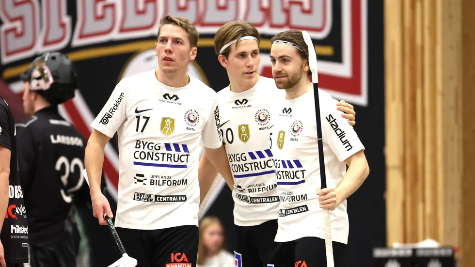 Sakarias Ulriksson, mitten, klappas om av Niklas Winroth Nelin och Viktor Nystedt för ett av hans fyra mål.