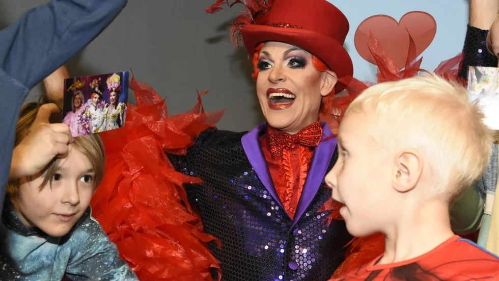 Fullt ös under lördagens sagostund med dragqueenartisten Björna som var en av punkterna på årets Bok & Bild. Hon uppmanande bland annat barnen att hålla sina drömmar vid liv. Åttaårige Stellan Wuolo, längst till vänster, berättade sin: "Att få en hockeyklubba med Linus Omarks autograf på". Killen längst till höger heter Loke Fahleson, är fyra år, bor i Boden, och höll sin dröm för sig själv.
