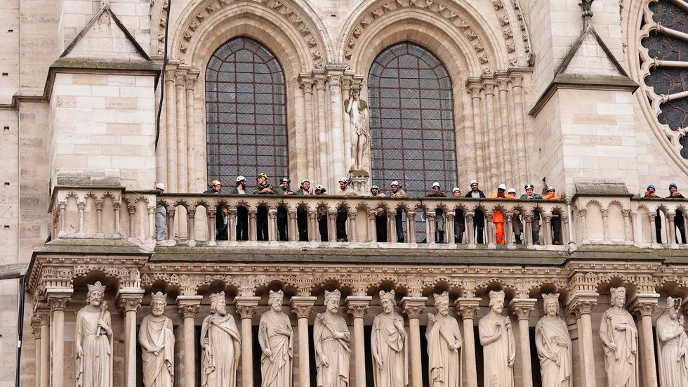 Arbetare står på Notre Dame. Arkivbild.