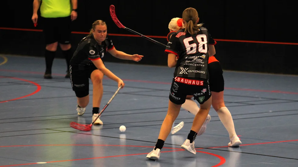 Solfjäderstadens IBK, här Alva Persson och Siri Hjelte Bernström i en tidigare match, förlorade borta mot Strängnäs på fredagen.