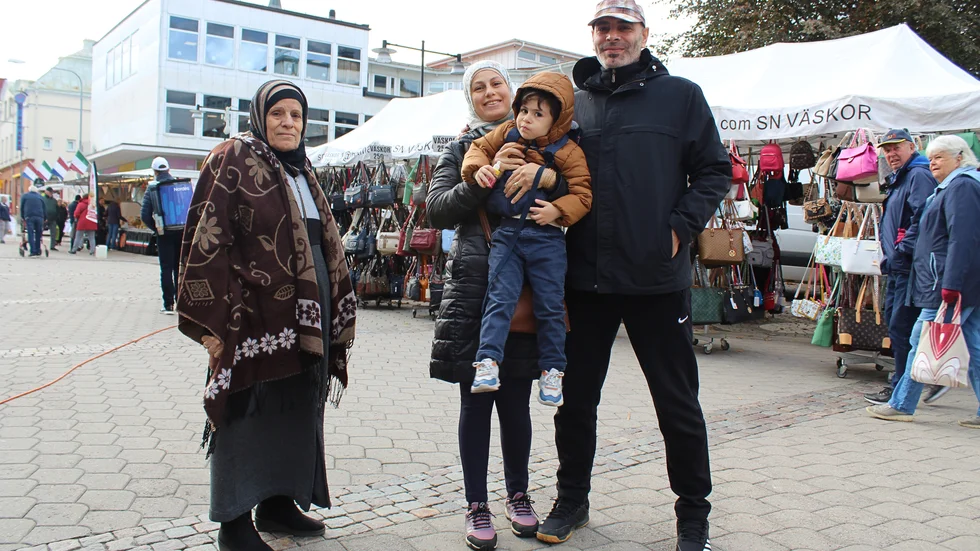 Khadija Baroud, Nour Kaakaa, Elias Shahed och Adel Shahed tycker att det är trevligt att gå runt och titta bland marknadsstånden.