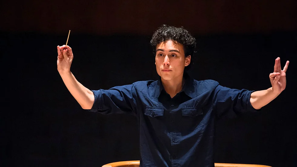 Dirigenten Ilyich Rivas ledde Uppsala Kammarorkester och solisten Katarina Giotas i ett lekfullt program med koppling till sagor och mytologi.