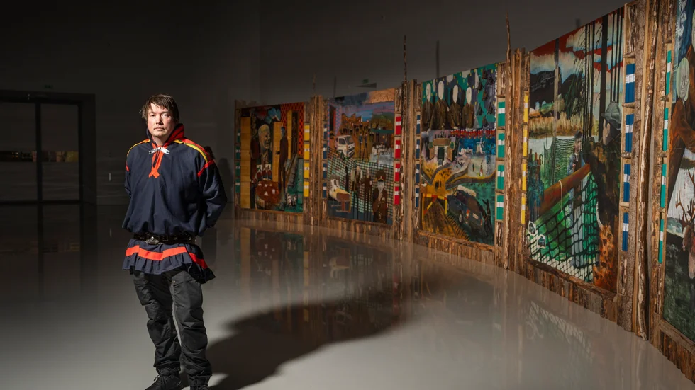 Konstnären Anders Sunnas verk "Sápmis olagliga andar" visas nu för första gången i Sverige sedan premiärvisningen på Venedigbiennalen 2022. Utställningen på Moderna Museet i Malmö kan ses 28 oktober–28 januari.