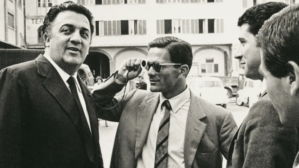 Pier Paolo Pasolini (till höger) sparnar in en annan italiensk filmgigant, Federico Fellini. 