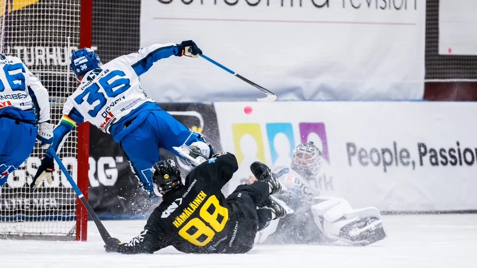 Gripen Trollhättans Saku Hämäläinen och IFK Motalas Nicklas Ögren under bandymatchen i elitserien på tisdagen.