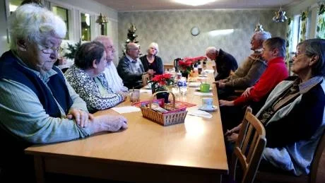 Dystra miner. Bilden är från den sista dagen på Grönsiskans dagcentral, som stängdes vid årsskiftet. Sedan dess, uppger boende och personal, har apatin ökat. I höst ska också Grönsiskans gemensamma matsal stängas.arkivfoto: Rolf Jönsson
