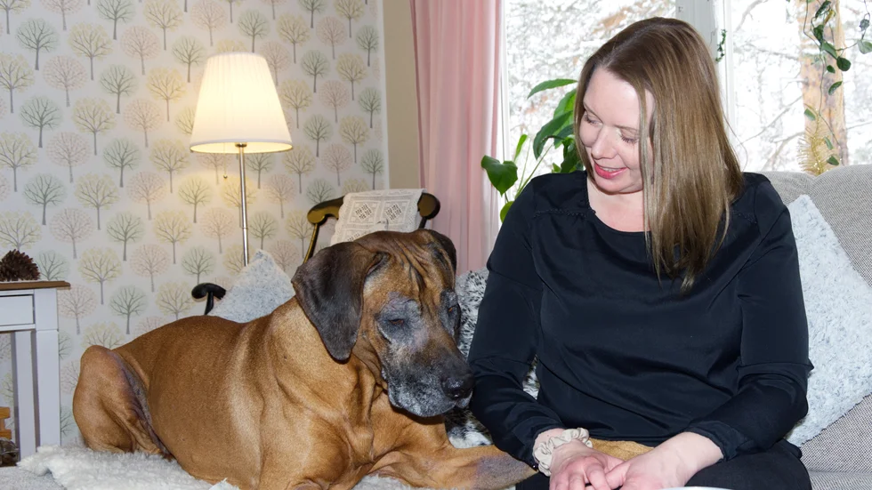 Ozzy och matte Ida Hellman.