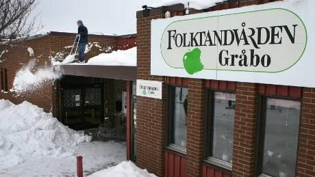 Snöhot. Folktandvården på Gråbo utrymdes i går sedan misstankar uppstått om att taket höll på att ge vika för snötrycket. Efter snöröjning och besiktning hoppas man att kliniken ska kunna öppna i dag igen. På bilden rensar Jonas Pettersson taket över entrén.Foto: Tobbe Wallström