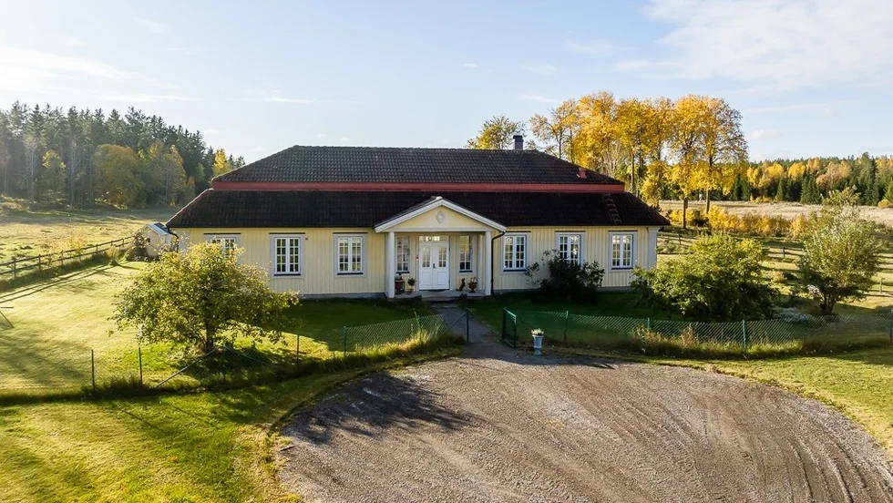 Hästgården utanför Vänge, Uppsala, har ett bostadshus med en boarea på 169 kvadratmeter. Utgångspriset är 8 300 000 kronor.
