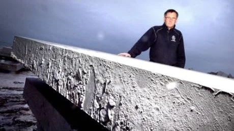 Stenblock. Tomas Löfgren, Slite Stenhuggeri, framför ett block med gotländska sandsten.