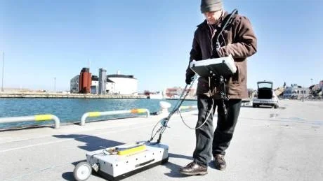 Kjell-Olof Karlsson från Borås var i går på Gotland för att testa om markradar kan vara ett sätt för kommunen att upptäcka brister i säkerheten på kajerna i öns hamnar.