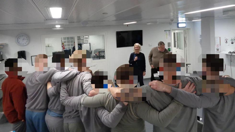 Här sjunger en av de två körerna som finns på anstalten i Haparanda. Eftersom Kriminalvården inte får röja klienternas identitet är bilden maskad. 