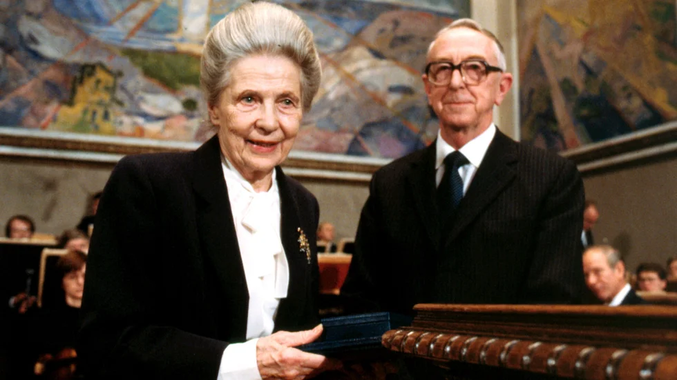 Alva Myrdal tilldelades Nobels fredspris 1982 tillsammans med mexikanen Alfonso García Robles. Här har hon precis mottagit utmärkelsen av Nobelkommitténs ordförande Egil Aarvik i Oslo.
