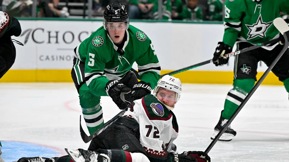 Nils Lundkvist började säsongen i NHL bra, men har nu suttit bänkad två matcher i rad. (Arkivbild)