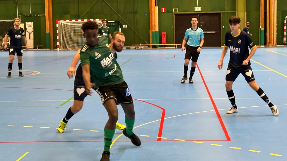 ESK möter SK Elvan. Jimale Abdi Warsame i den duell med Ludvig Taxén.