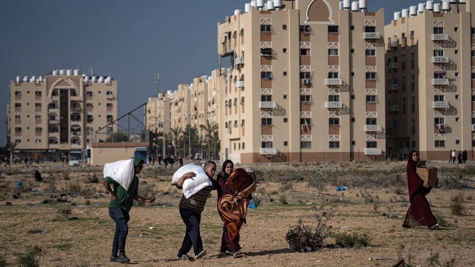Palestinier lämnar Khan Yunis i södra Gaza som attackeras av israeliskt stridsflyg.