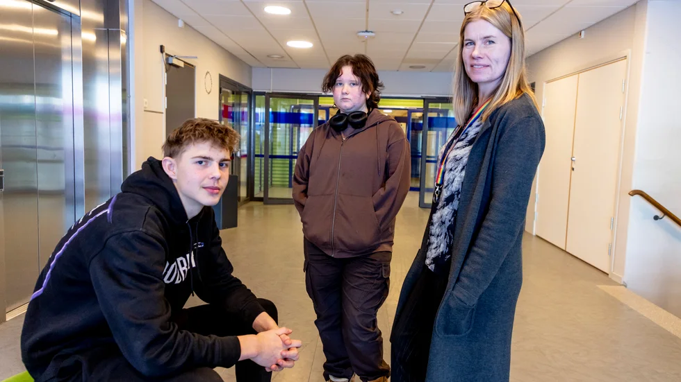"Kanske har vi också blivit förförda av digitaliseringen. Men det kom lite surt nu i efterhand att 'ojdå, vi har visst inte tränat de grundläggande färdigheterna så som vi borde ha gjort", säger läraren Karin Burö, här tillsammans med eleverna Noah Mars och Alva Nilsson.