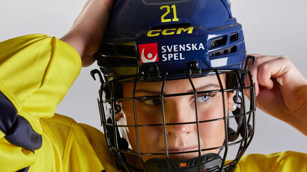 Nu är Lova Blom uttagen till Damkronorna igen. Den här gången gäller det en 5-nationsturnering i Falun.