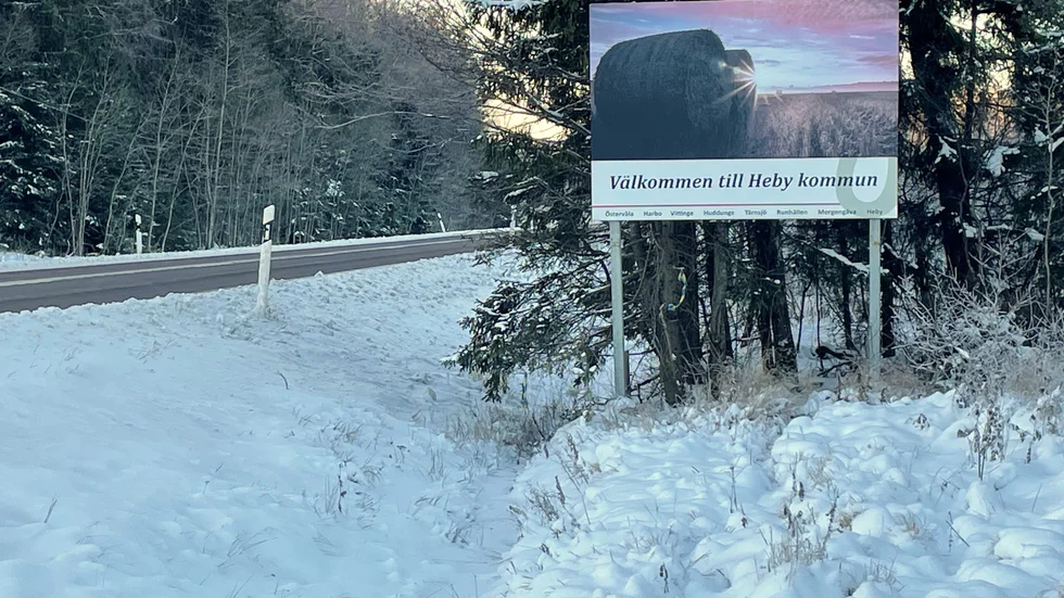 I dagsljus hinner man uppfatta skylten som välkomnar till Heby.