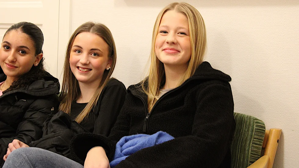 Alicia Lundgren (t.h) är årets Lucia i det firande som kommer att ske i Vimmerby kyrka under kvällen den trettonde. Bredvid sitter kompisarna Signe Isaksson och Stephanie Sauma, som kommer att vara tärnor.
