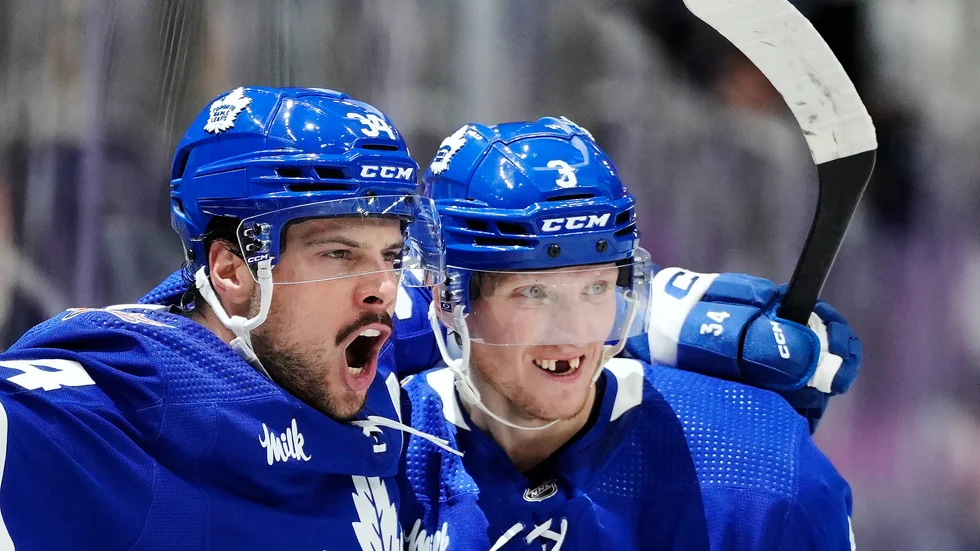 John Klingberg, till höger, jublar tillsammans med Auston Matthews tidigare i höst. Nu är säsongen redan slut för Klingberg som tvingas till operation.