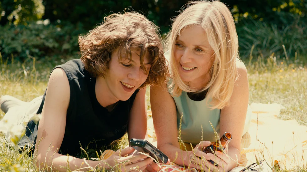 En kvinna i medelåldern (Léa Drucker) inleder en sexuell relation med sin odräglige styvson (Samuel Kircher) i Catherine Breillats nya film.