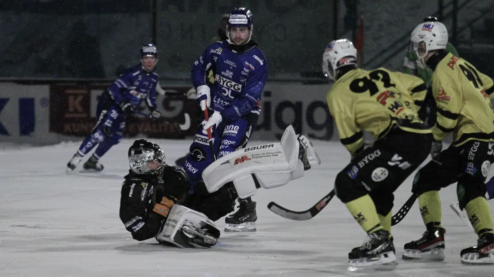 IFK Motalas målvakt Jussi Aaltonen stred bra mot attackerande Broberg-Söderhamn, här med hjälp av Elias Gillgren. Det var fokus på försvaret igen, vilket gav seger mot Broberg-Söderhamn och betyder att IFK nu hakar på konkurrenterna i botten.