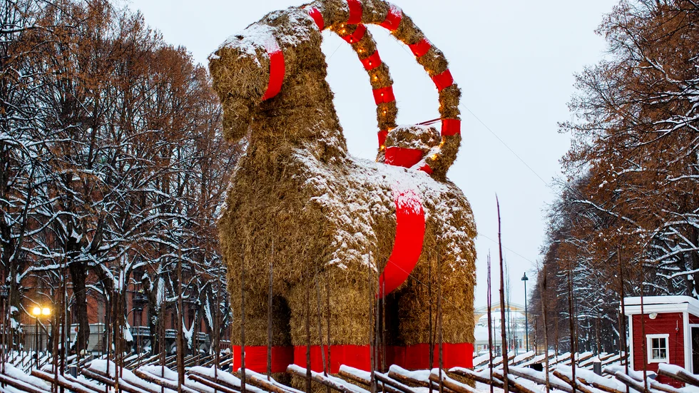 Årets julbock i Gävle hotas – från ovan. Arkivbild.