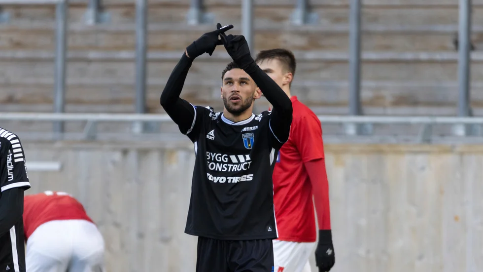 Joakim Persson firar årets första mål i Siriuströjan. 