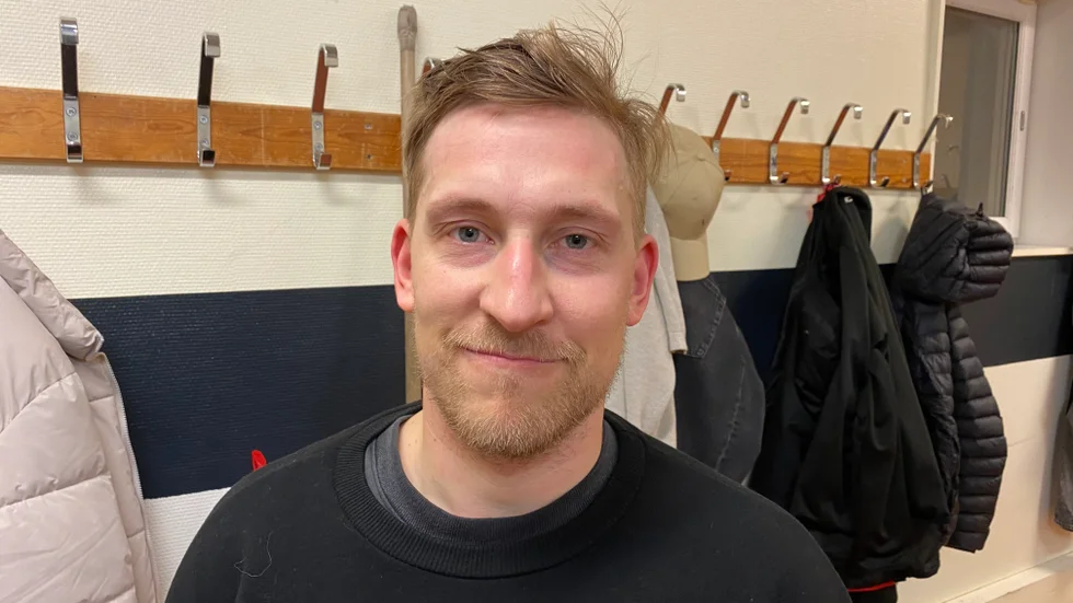 Tillbaka. Marcus Schelin, 36 år, spelar ishockey igen. Motala AIF vann med 9-2 mot Munkedal och Schelin gjorde ett av målen. "Det kändes bra", säger Motalakillen.
