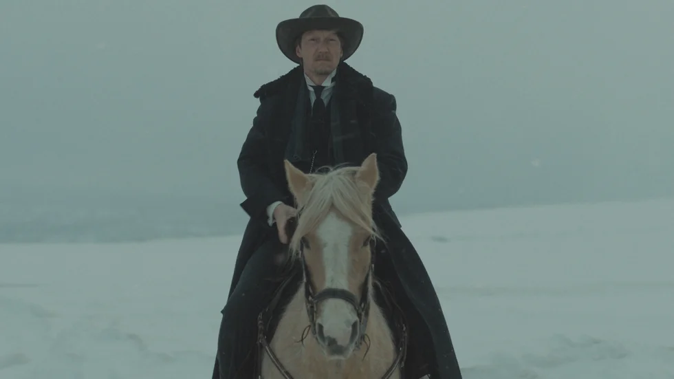 Simon J. Berger från "Historien om Sverige" spelar i Nils Gaups historiska drama "Upproret" en skrupellös fogde som man älskar att hata.