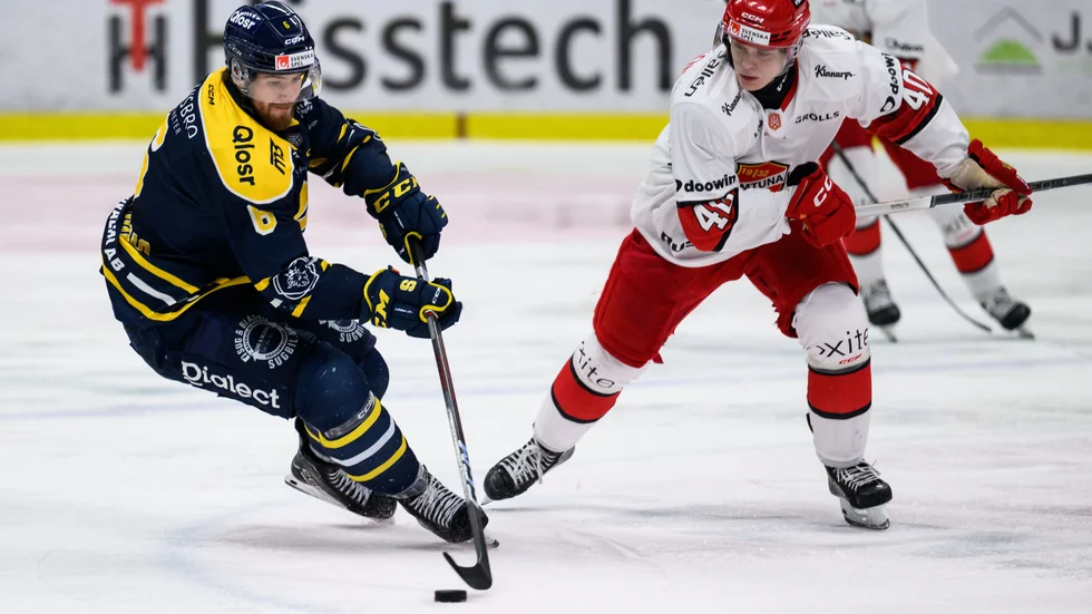 Södertäljes Olli Vainio och Almtunas Valdemar Johansson i lagens tidigare möte i Scaniarinken.