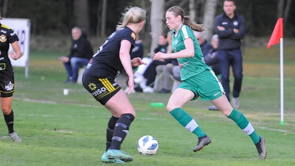 Ebba Karnehov i match för Tun mot sin nuvarande klubb Smedby AIS. Men något spel kan det inte bli med Norrköpingsklubben under 2024 på grund av en skada.