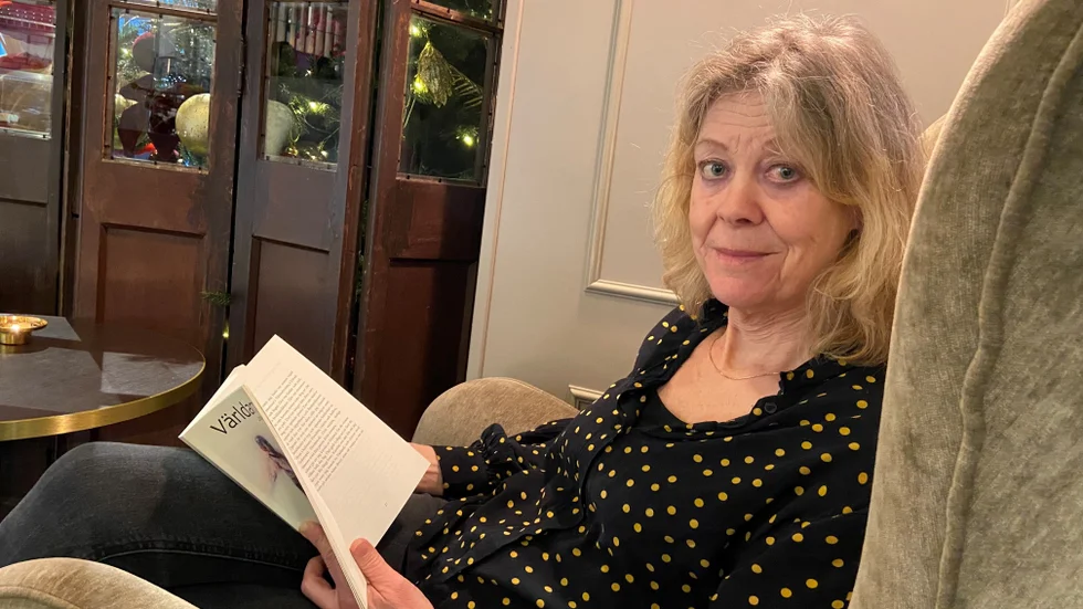 Linda Kernell, till vardags lärare på Linköpings universitet i drama, konstnärliga metoder och svenska, har släppt sin första bok. Boken Världar skildrar hennes uppväxt och är ett tidsdokument från 1960- och -70-talet.