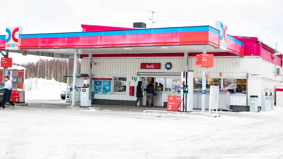 OK Norrbotten har 18 egna bemannade tankstationer och 15 tankautomater. Det är i dag helt slut på diesel i många av dessa stationer. OK/Q8 i Råneå är bara en tankstation bland många där kunderna inte kan tanka diesel. 