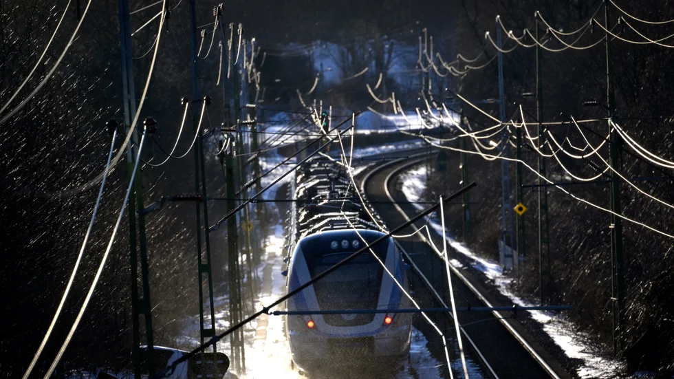 Att förlänga SL:s pendeltågstrafik från Bålsta med stopp i Grillby, Enköping och slutligen Västerås vore en fantastisk lösning, menar skribenten.