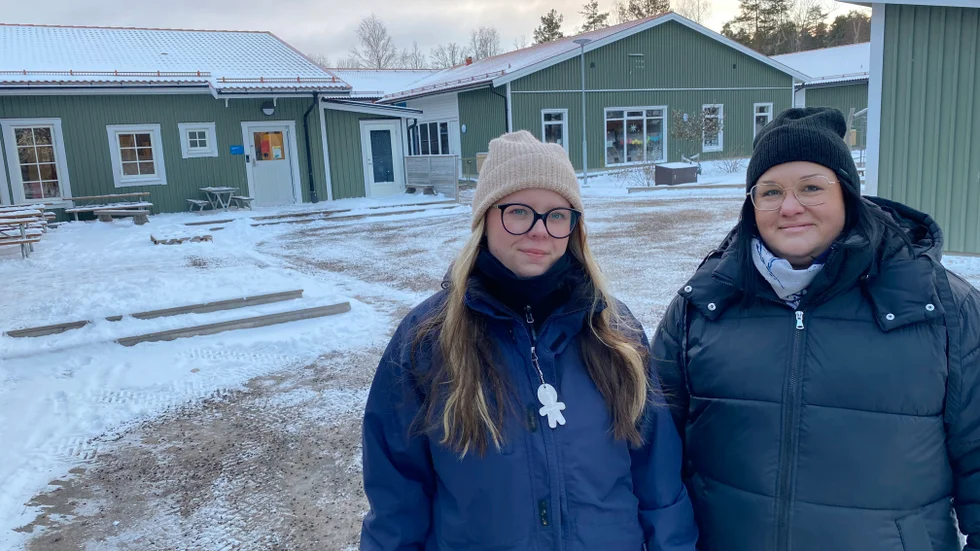 Förskollärarna Alicia Persson och Anna Flodemark har rustat sig för kylan.