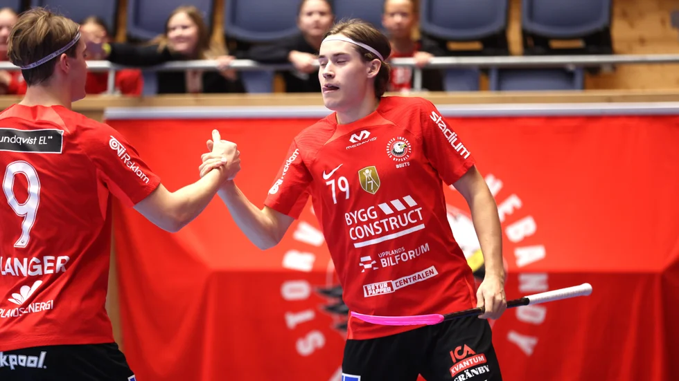 Filip Langer  gratulerar Gabriel Kohonen för dennes 3-0-mål. Kohonen var, precis som Langer, involverad i mycket framåt för Storvreta.
