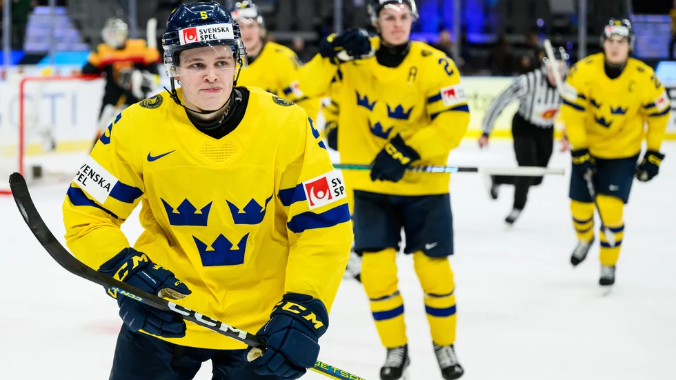 Mattias Hävelid och Juniorkronorna möter Kanada under fredagskvällen. 