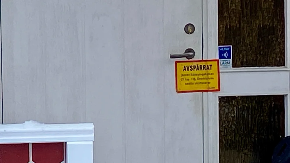 En man i 50-årsåldern befann sig i bostaden där kvinnan hittades. Han anhålls senare av åklagare misstänkt för mord.