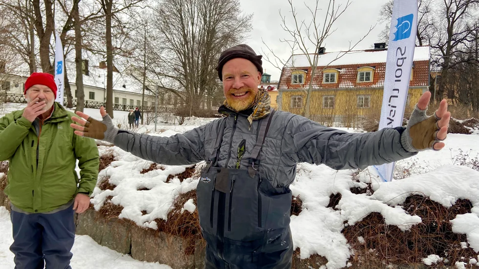 Tommy Bromander stod redo vid tolvslaget och strax efter ett på natten drog han upp årets första firre ur Nyköpingsån. "Så här stor var den – mellan ögonen!", skämtar han. Fiskekompisen Jalle Kardell var med.
